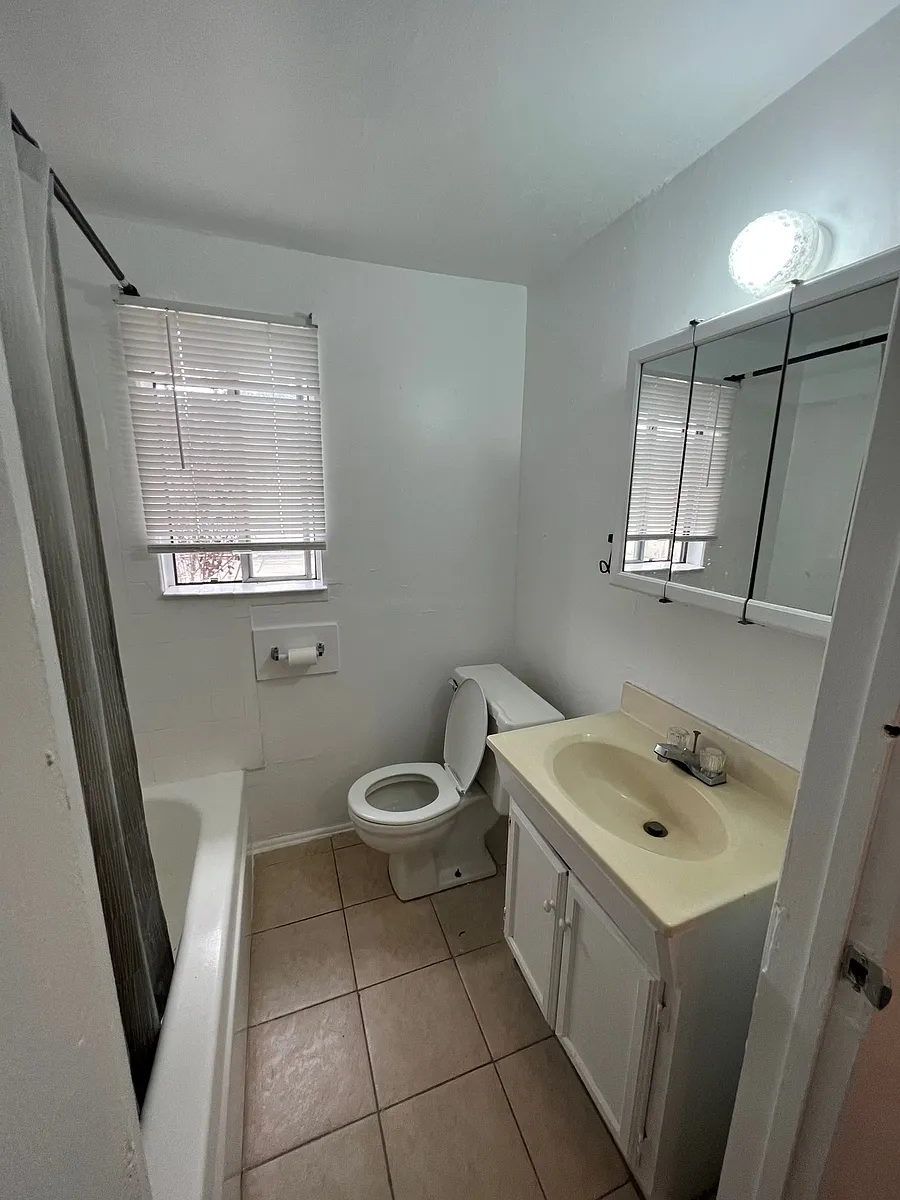 Building Photo - 424 S Broadway #B