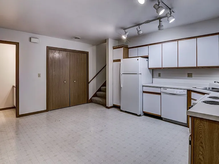 1050 W Hamilton Ave — Photo 25