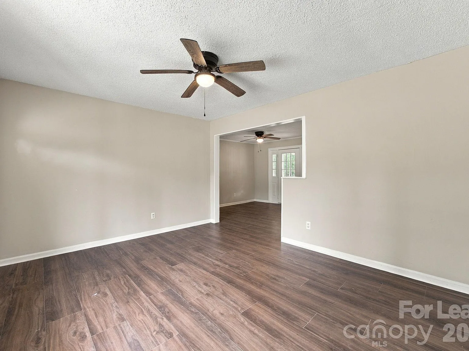 3 bed, 2.5 bath, 1302 sqft, $1,800 — Photo 3