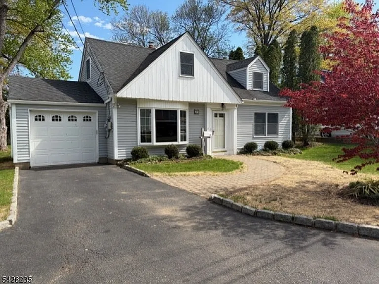 37 Kensington Rd — Photo 2