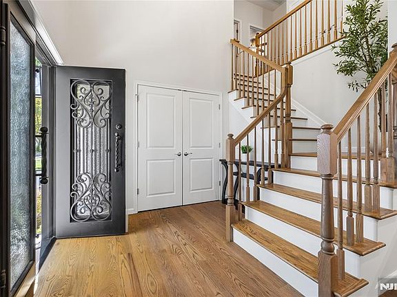 4th image of 331 Elmwood Drive