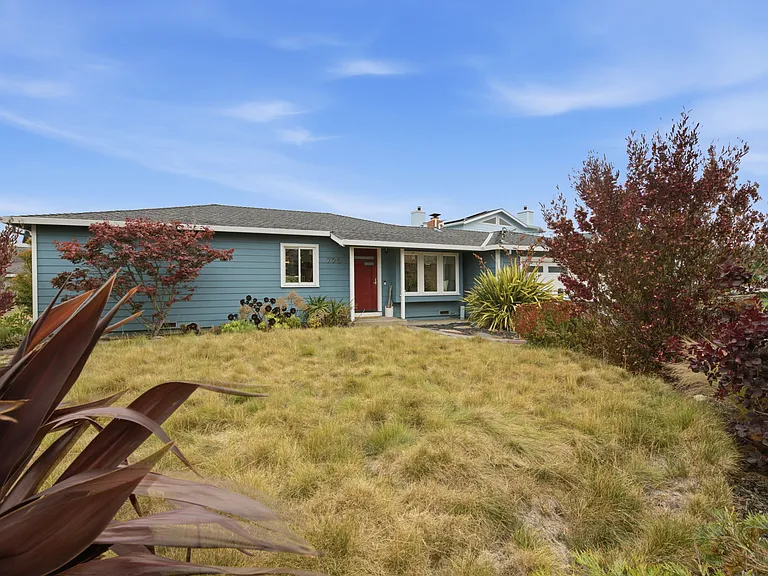 796 Crespi Dr — Photo 7