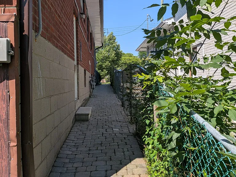 61 Darlingside Dr — Photo 17