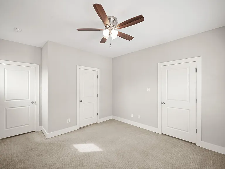 2547 Calumet St — Photo 24