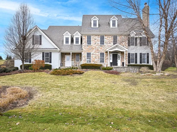 38W598 Clubhouse Dr, St Charles, IL 60175