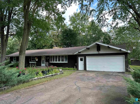 824 S Walnut St, Freeman, SD 57029