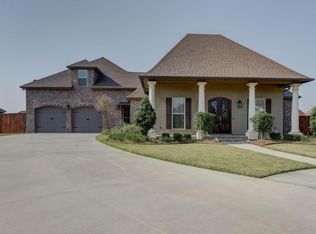 201 Quiet Oaks Dr, Youngsville, LA 70592