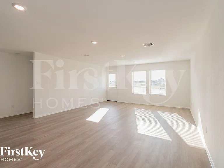453 Maple Bend Ln — Photo 4