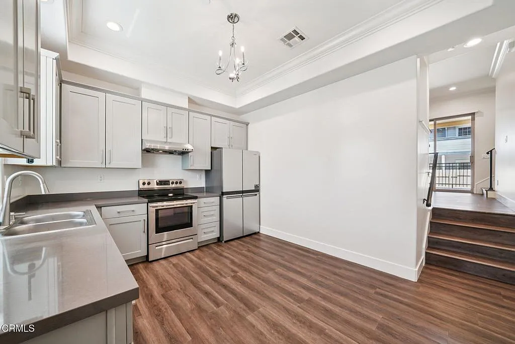 3 bed, 2.5 bath, 1330 sqft, $3,790 — Photo 4
