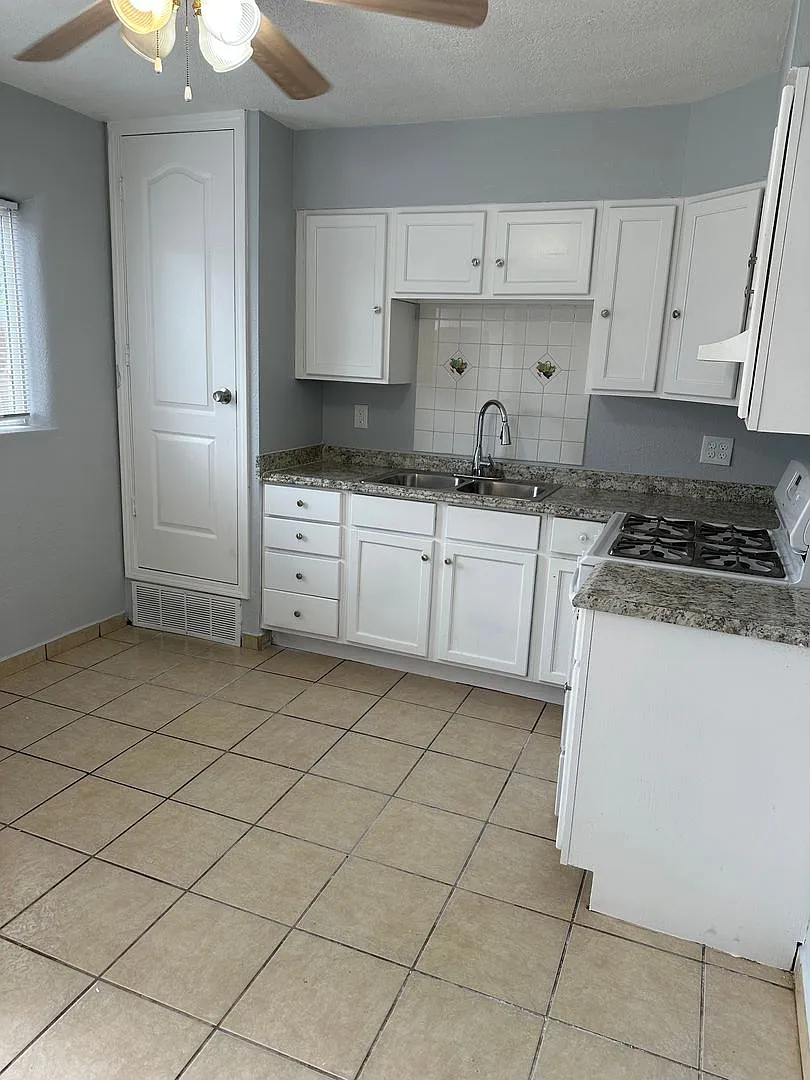 328 Rhode Island (New) St NE — Photo 1