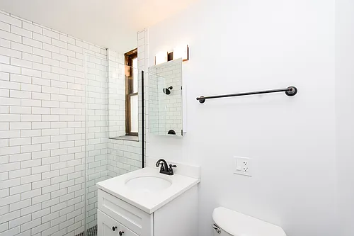 1008 W Altgeld St Photo 1