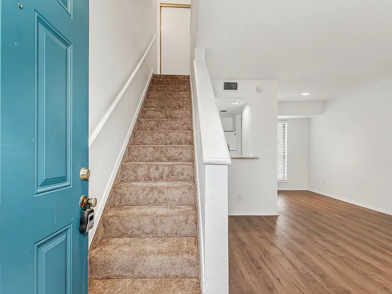 1901 N Fitzhugh Ave #19 — Photo 8