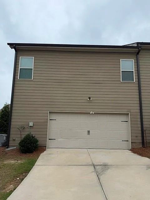 3 bed, 2.5 bath, 2040 sqft, $2,300 — Photo 2