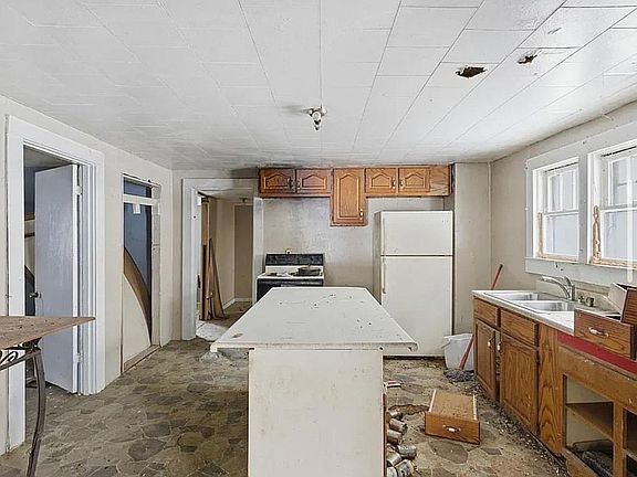 3rd image of 645 Old Fox Rd