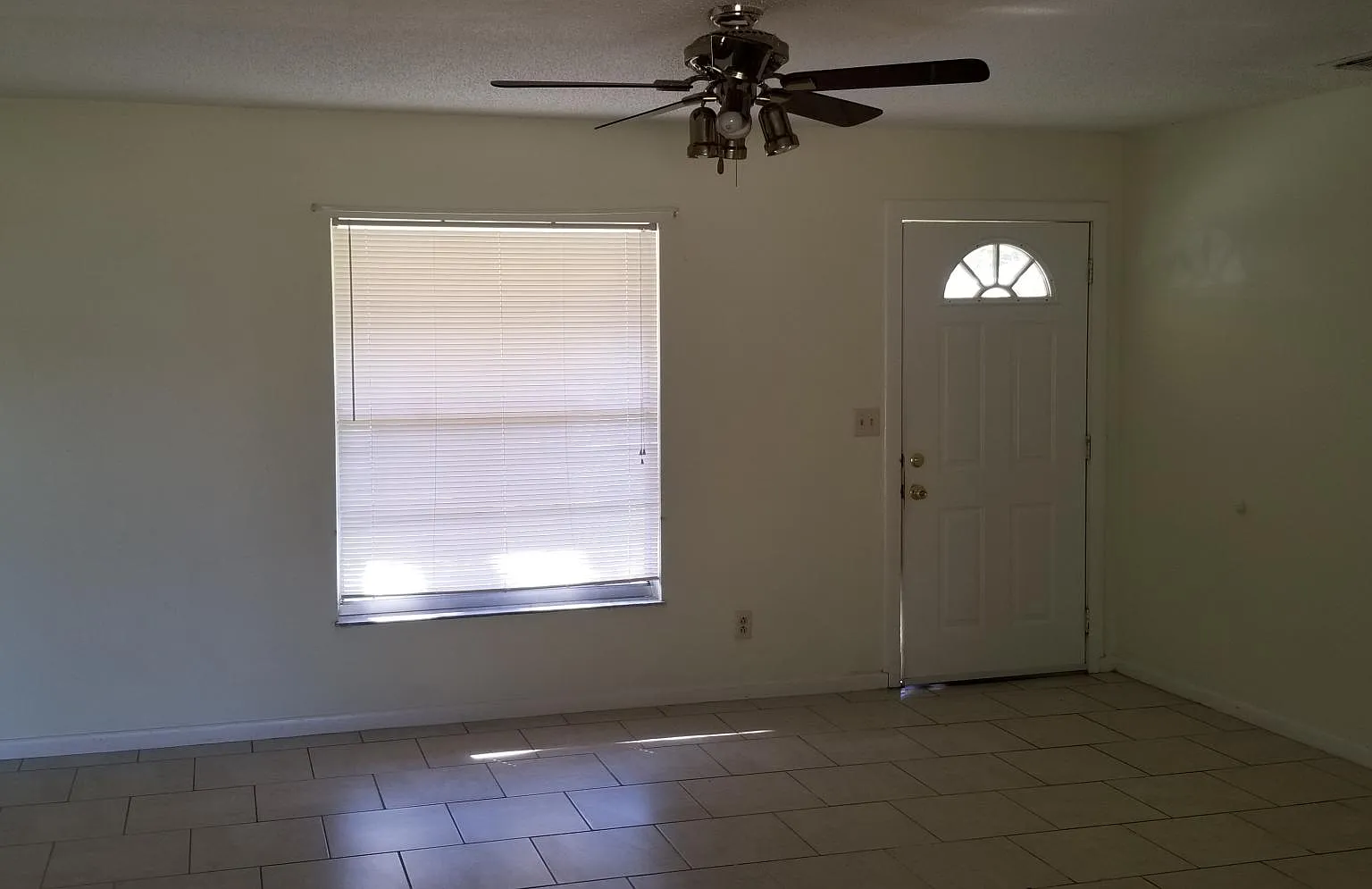 3 bed, 1352 sqft, $1,600 — Photo 2