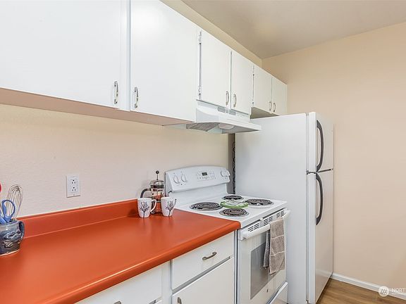 4th image of 5832 NE 75th St Unit E302