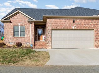 933 Arrowhead Ct, Mebane, NC 27302
