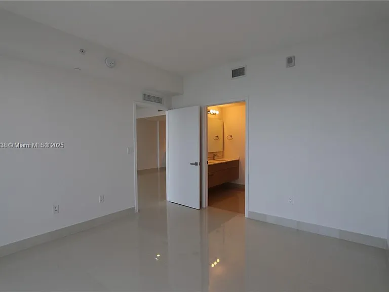 600 NE 27th St #232 — Photo 15