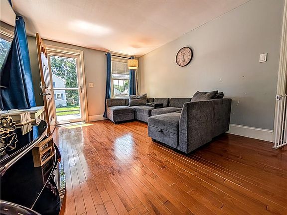 4th image of 115 Davis Ave