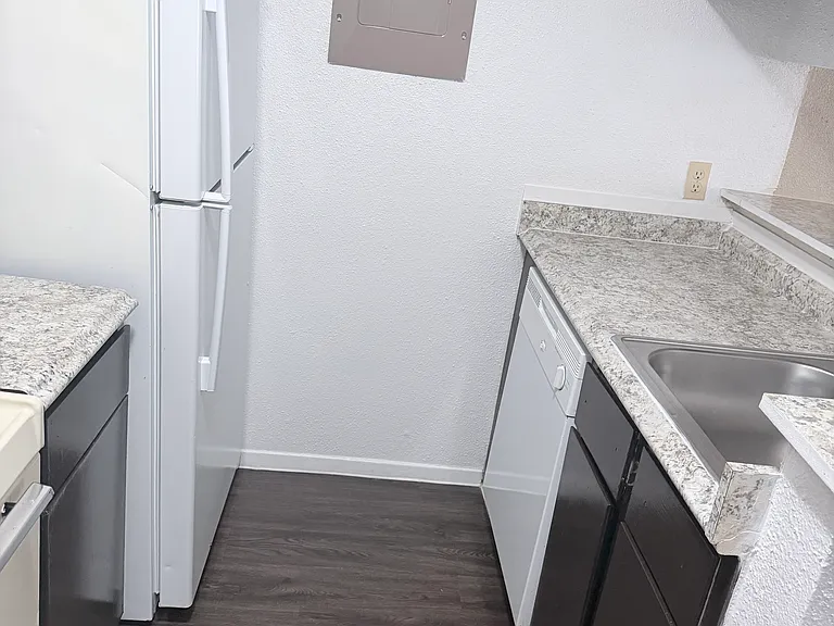 Peachtree Apartments — Photo 9