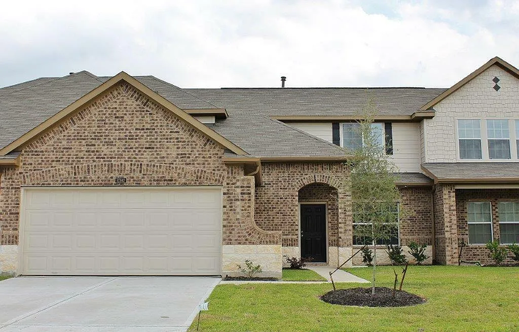 3 bed, 2.5 bath, 1669 sqft, $1,815 — Photo 1