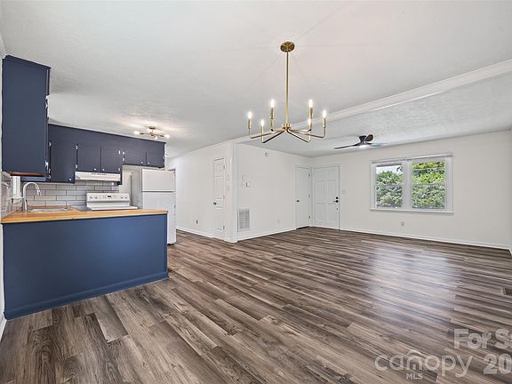3rd image of 403 Murdock Cir