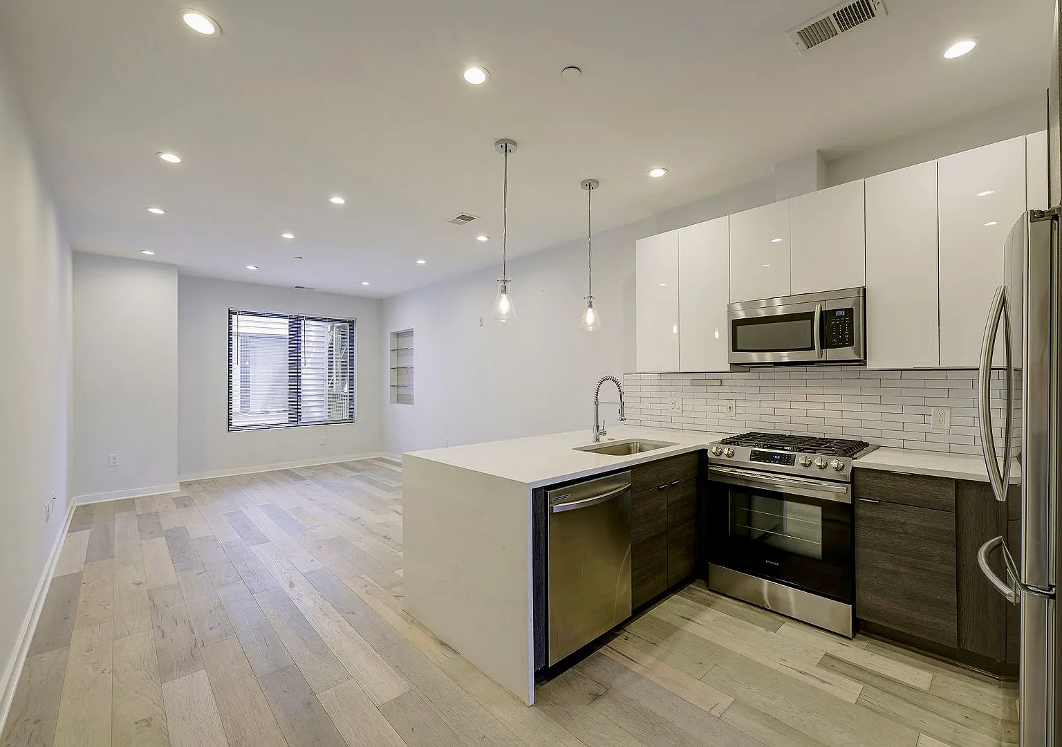 Modern Luxury 1br/1ba In Petworth - Utilities Included! — Photo 2