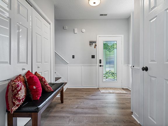 3rd image of 3940 Roundwood Dr