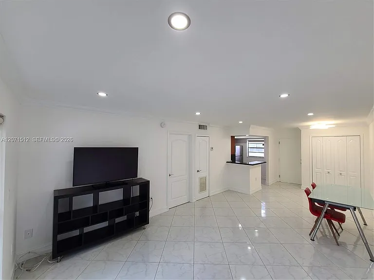 750 Michigan Ave #203 — Photo 16