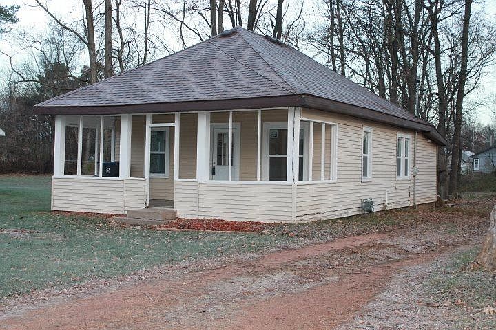 1st image of 140 Elmwood Ln