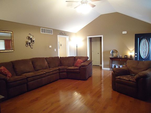 4th image of 108 Hubbard Ct