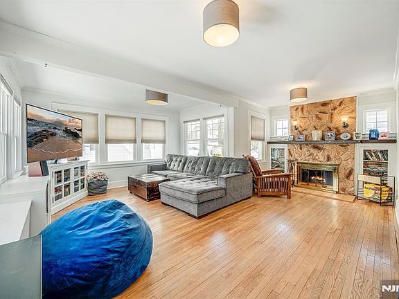 4th image of 336 Demarest Ave