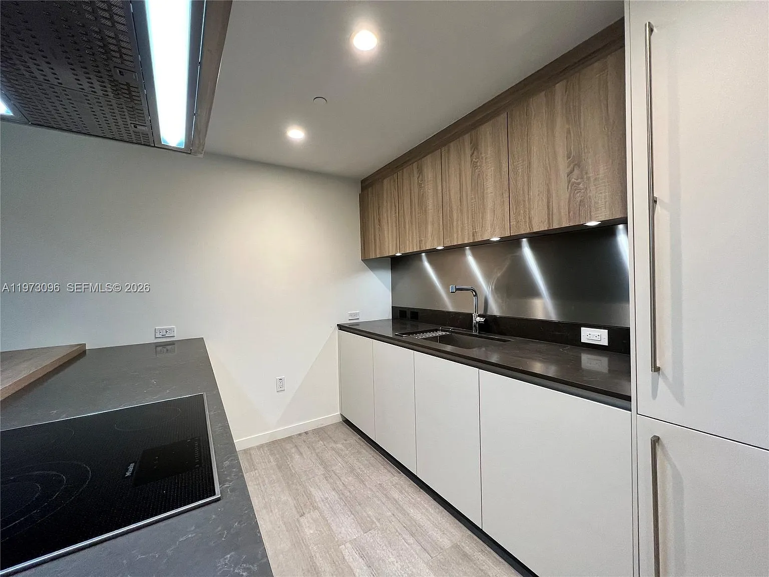 1 bed, 1.5 bath, 829 sqft, $4,700 — Photo 4
