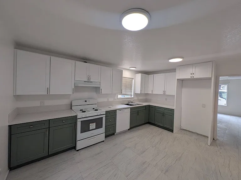 9532 1/2 Cedar St — Photo 3