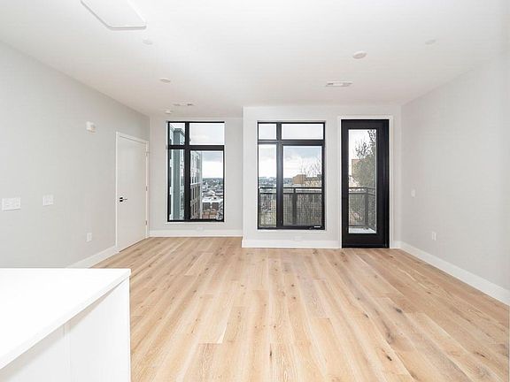 4th image of 193 Washington St #623