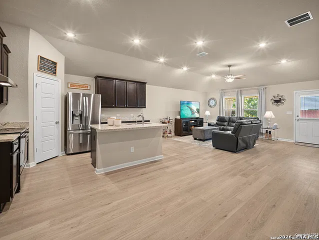4 bed, 2.0 bath, 1724 sqft, $2,300 — Photo 2