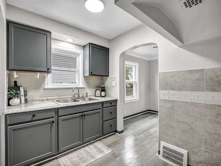15907 Walden Ave — Photo 7