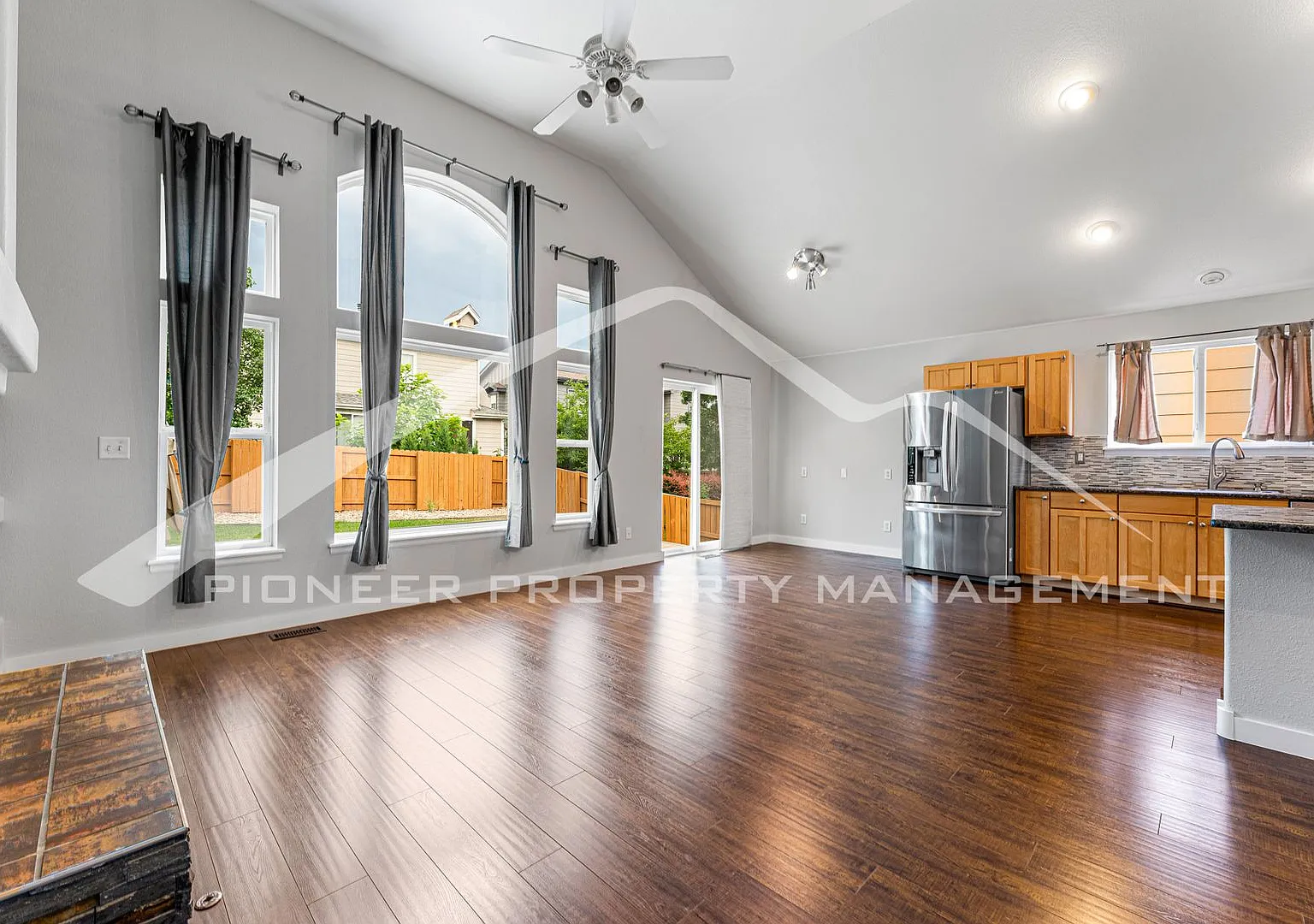 Beautiful Home with 2 Car Garage,Backyard, and Central A/C — Photo 3