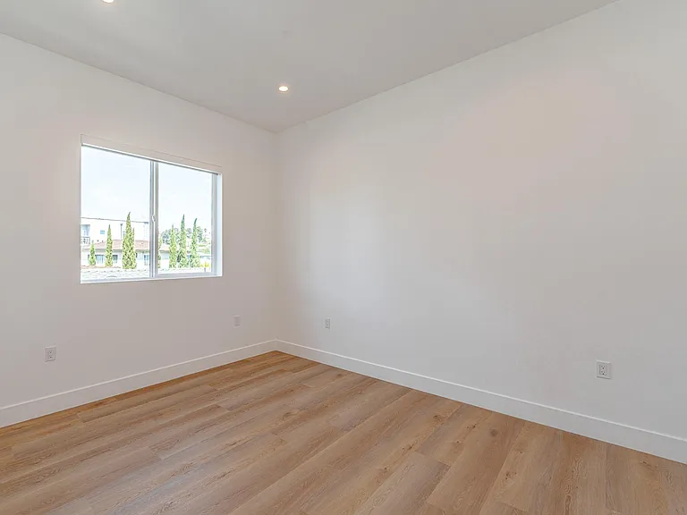 614 1/2 N Rampart Blvd — Photo 27