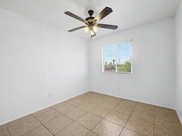 Twin Palms Apartments — Photo 16