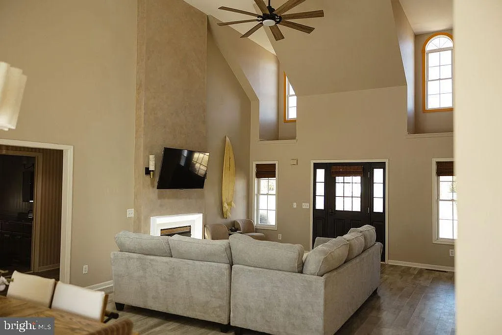 3 bed, 2143 sqft, $2,500 — Photo 2