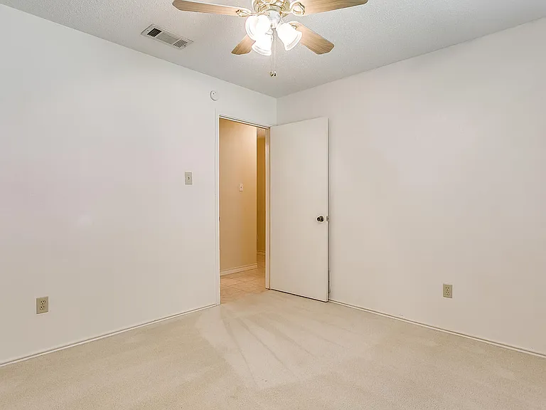 808 Sandhurst Dr — Photo 26