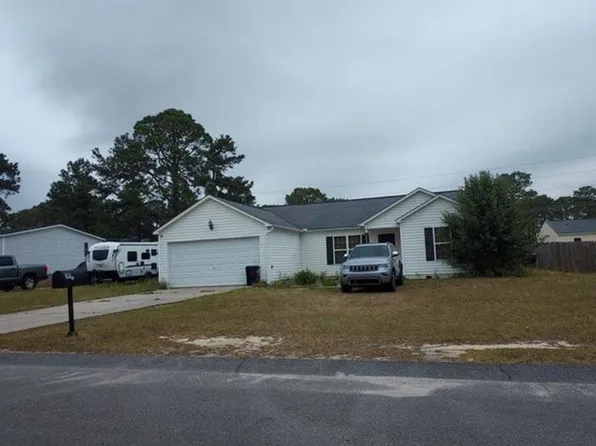124 Old English Ln, Spring Lake, NC 28390