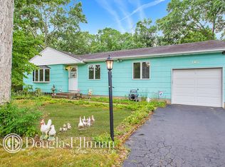 165 Dewey St, Hauppauge, NY 11749