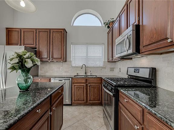 4th image of 17007 Hickok Dr
