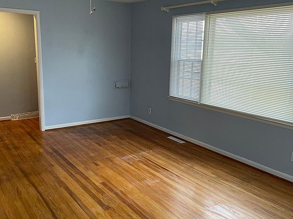 3rd image of 5223 Spruce Ave