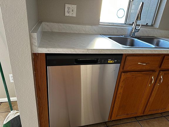 4th image of 1600 N Saba St Unit 105
