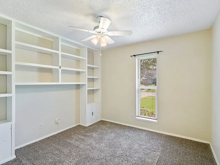 3013 Queens Way — Photo 14