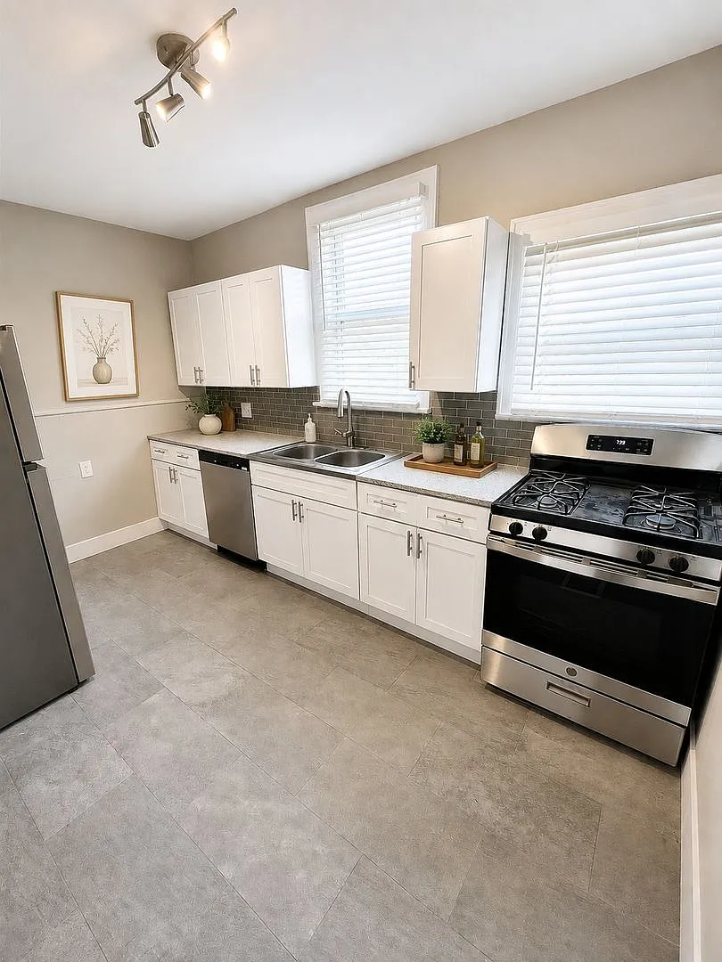 House for Rent * Pet Friendly * Amazing Location in Dormont * Available Now * Spacious & Renovated — Photo 3