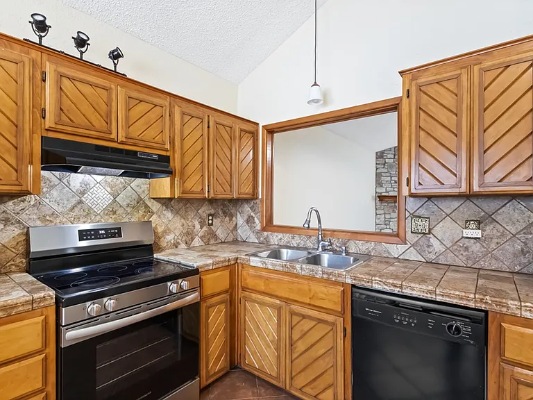 1514 Vista Hill St — Photo 6
